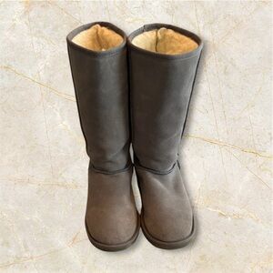 LIKE NEW Cozy Gray Shearling Boots